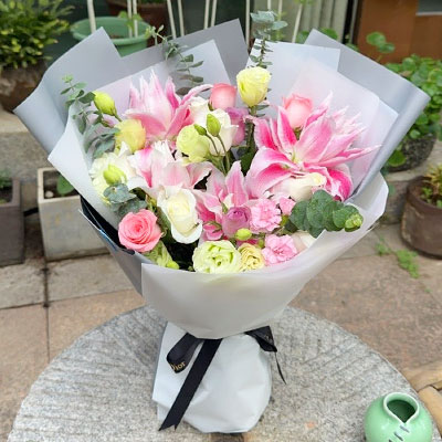 天津9朵玫瑰混搭百合，爱恋纯真无邪